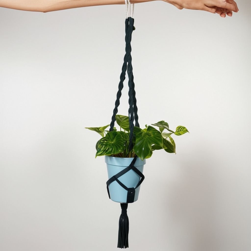 Niebieska wisząca doniczka makrama - obrazek 2