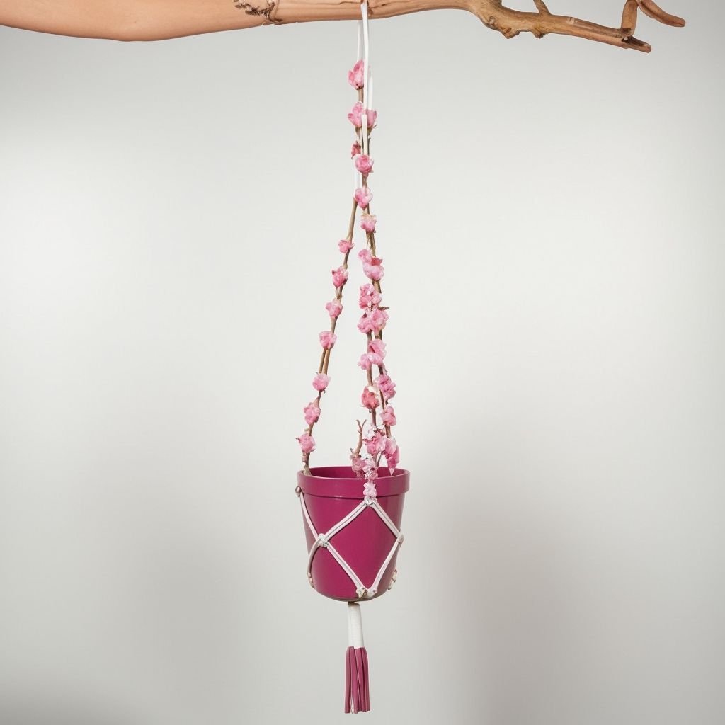 Fioletowa wisząca doniczka makrama - obrazek 3